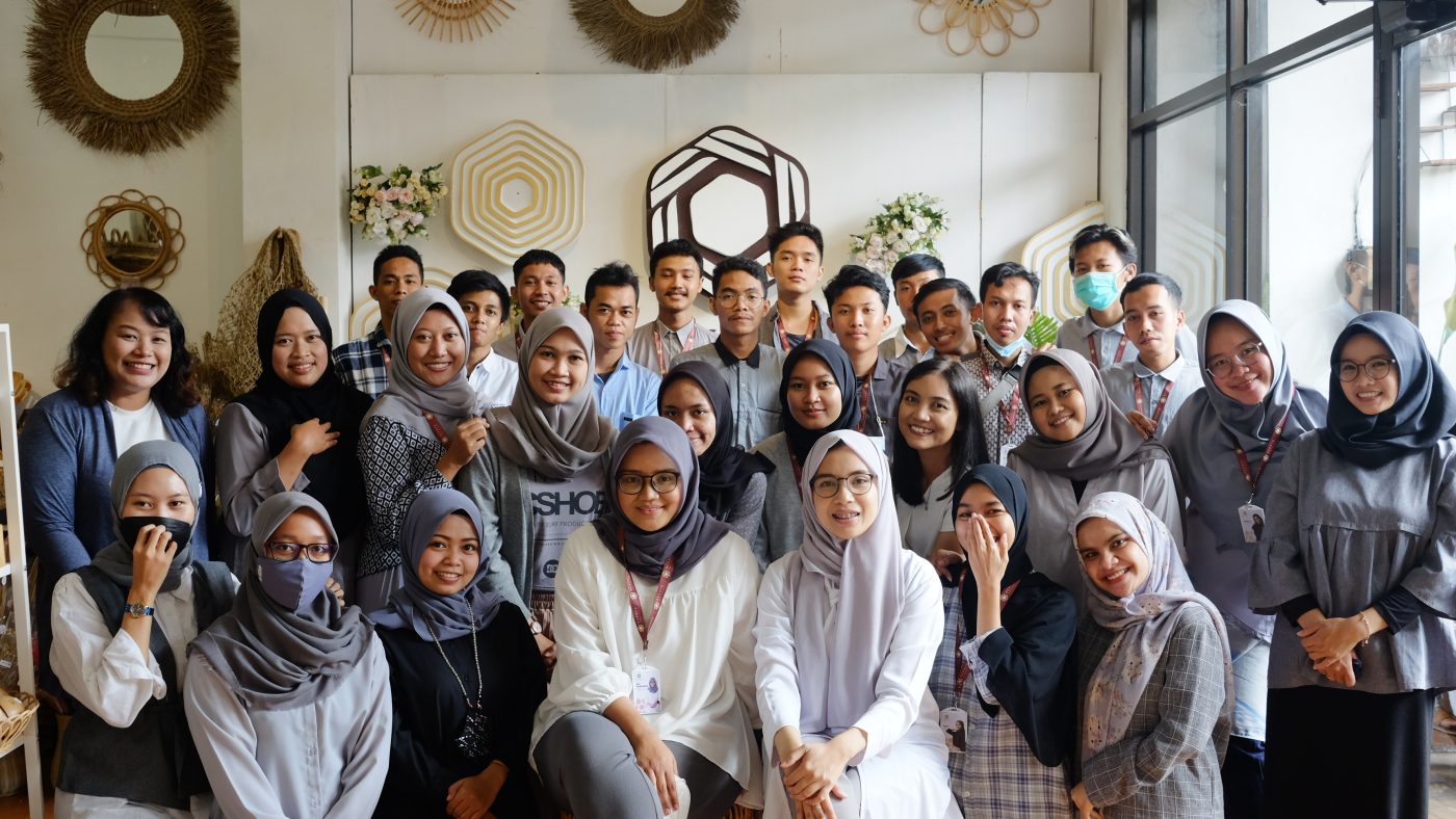 Peserta magang Dekayu Creative Marketing MagangHub Batch 2