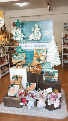 menemukan hampers natal di store dekayu jogja