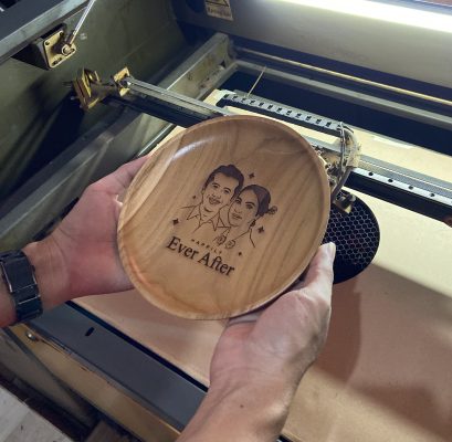 grafir wajah di kayu sebagai hadiah personal