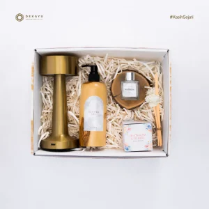 Hampers Cozy Desk Dekayu berisi tumbler stainless Luna White, notebook A5, reed diffuser, gelas jati, coaster kayu, dan bolpen bambu dalam Box Foil Forest premium.