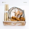 Hampers Dine Moment Dekayu berisi piring porselen, mangkok jati, alat makan kayu, placemate, dan box hadiah elegan.