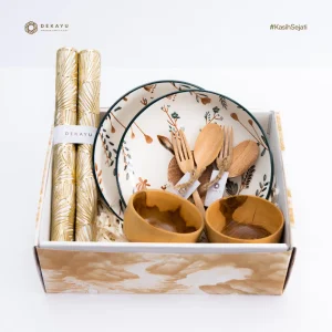 Hampers Dine Moment Dekayu berisi piring porselen, mangkok jati, alat makan kayu, placemate, dan box hadiah elegan.