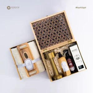 Hampers Serenity Home Dekayu berisi reed diffuser, linen spray, handuk premium, lampu meja, tray jati, storage jati, shower gel, sisir kayu, dan Box Laci Anyaman premium.