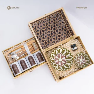 Hampers Sweet Table Dekayu berisi tray jati, mangkuk keramik, perlengkapan makan Danish, madu, selai, kue kering, dan Box Laci Anyaman premium.