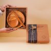 Hampers Dimsa Reborn Dekayu berisi piring jati diameter 18 cm, lepek jati diameter 10 cm, sumpit jati, dan box craft natural.