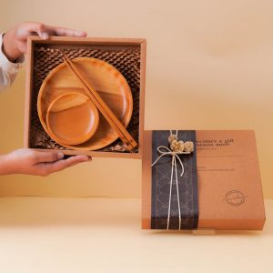 Hampers Dimsa Reborn Dekayu berisi piring jati diameter 18 cm, lepek jati diameter 10 cm, sumpit jati, dan box craft natural.