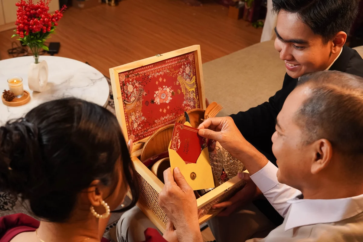 Wonderlight: Christmas in Our Home, Merayakan Kehangatan Natal melalui Christmas Gift Dekayu